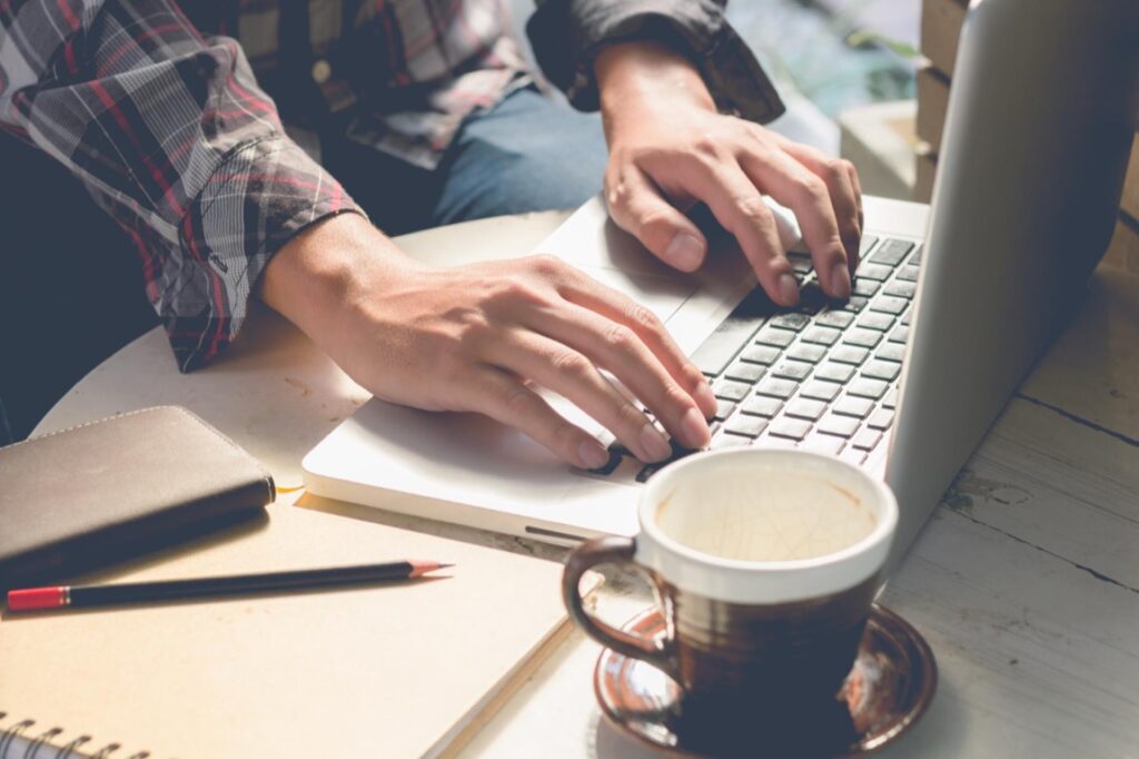 W dobie cyfrowej transformacji, kiedy praca zdalna i mobilność stały się codziennością, bezpieczeństwo danych osobowych i firmowych nabiera szczególnego znaczenia