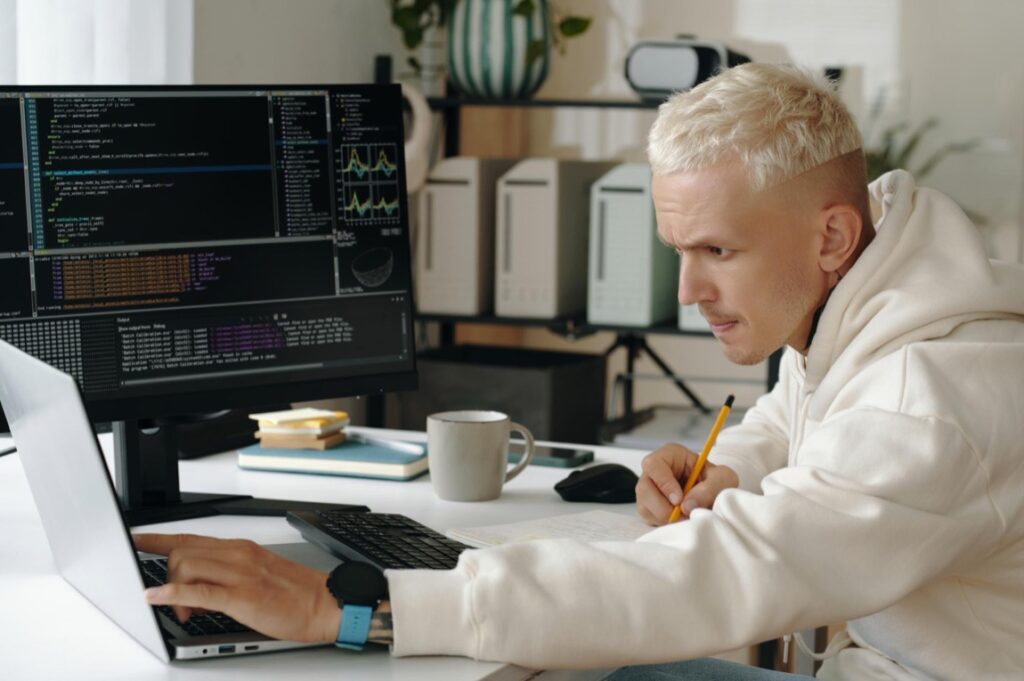 W dobie cyfryzacji, gdzie technologia przenika każdy aspekt naszego życia, rola programistów staje się coraz bardziej kluczowa