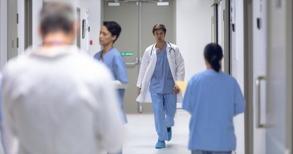 W ostatnich latach obserwujemy dynamiczne zmiany w przepisach dotyczących obowiązkowego ubezpieczenia OC dla lekarzy. Te zmiany mają kluczowe znaczenie nie tylko dla samych profesjonalistów medycznych, ale również dla systemu zdrowia w Polsce.